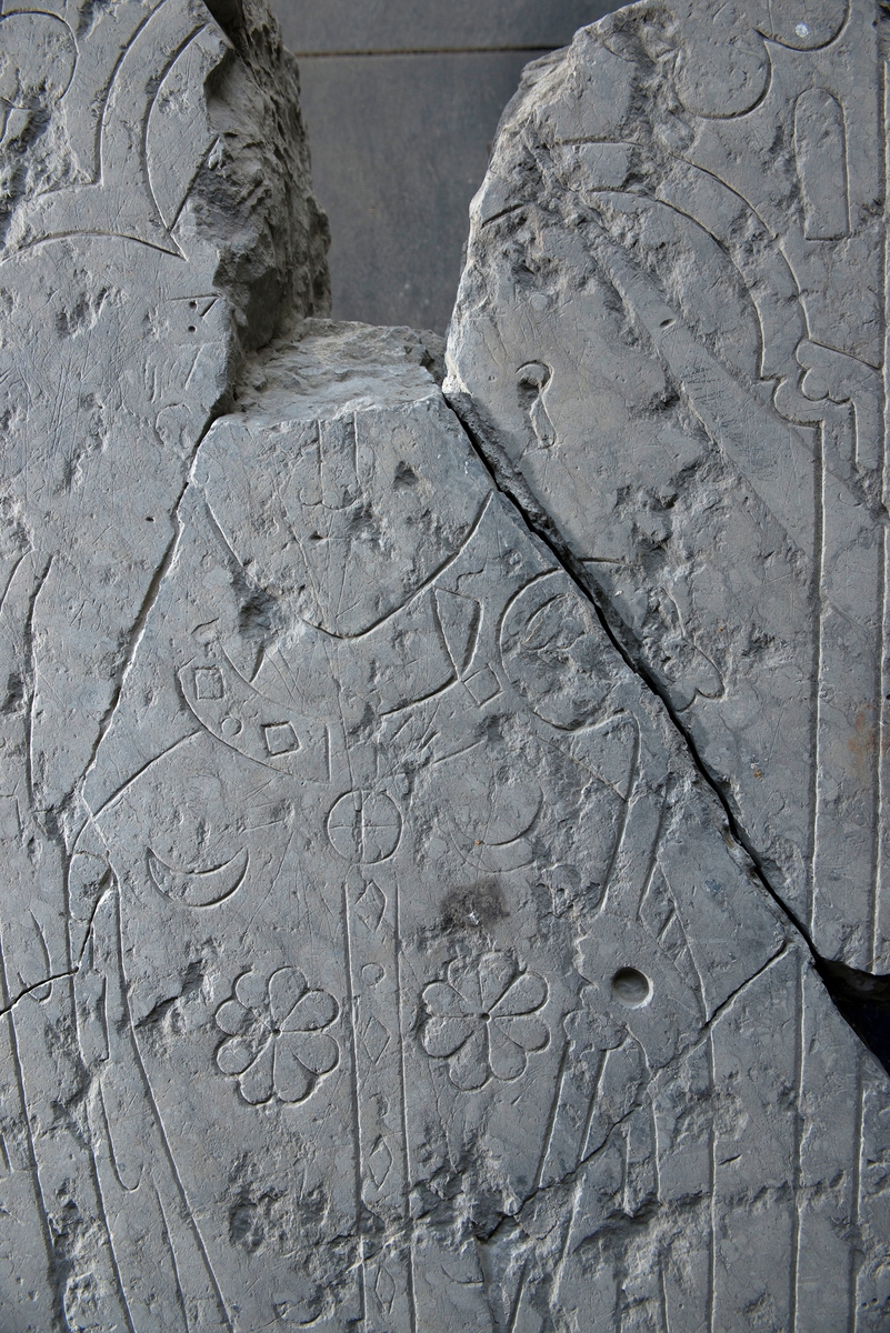 Fotografering av gravsteinene som står i utstillingen i Storhamarlåven. Bildene viser gravstinene til Biskop Herman, Biskop Peter og etter en ukjent gotisk kvinneI Domkirkeoddens samlinger finnes tre gravsteiner i marmor og kalkstein fra middelalderen. To av disse ble benyttet av- og funnet i sammenheng med bispegraver i domkirken for Peter (1253-60) og Hermann (1488-1503), mens den tredje representerer en gotisk kvinne. Marmorfragmentet med den gotiske kvinnen, nå utstilt i Storhamarlåvens kirkerom, ble funnet under utgravninger av domkirken i 1884. 
Biskop Peters gravstein stammer også fra gotikken. Denne kom frem under Erik Ankers gravninger i domkirkeruinen på 1800-tallet. Peters gravstein viser en biskop i fult ornat innenfor en kløverbladsbue. Høyre hånd er hevet til velsignelse eller som talegestus, mens venstre hånd holder en bispestav. Peters gravstein er utført i kalkstein med trapesform og måler i lengde 191,5 cm, bredde 68 og 44 cm og er 18 cm tykk.
Biskop Hermanns gravstein stammer også fra domkirken, antagelig koret hvor det under utgravningene i 1847 ble funnet flere slike graver. Steinen og måler i lengden 205 cm, bredde 54 og 30, 5 cm og er 31 cm tykk. 
