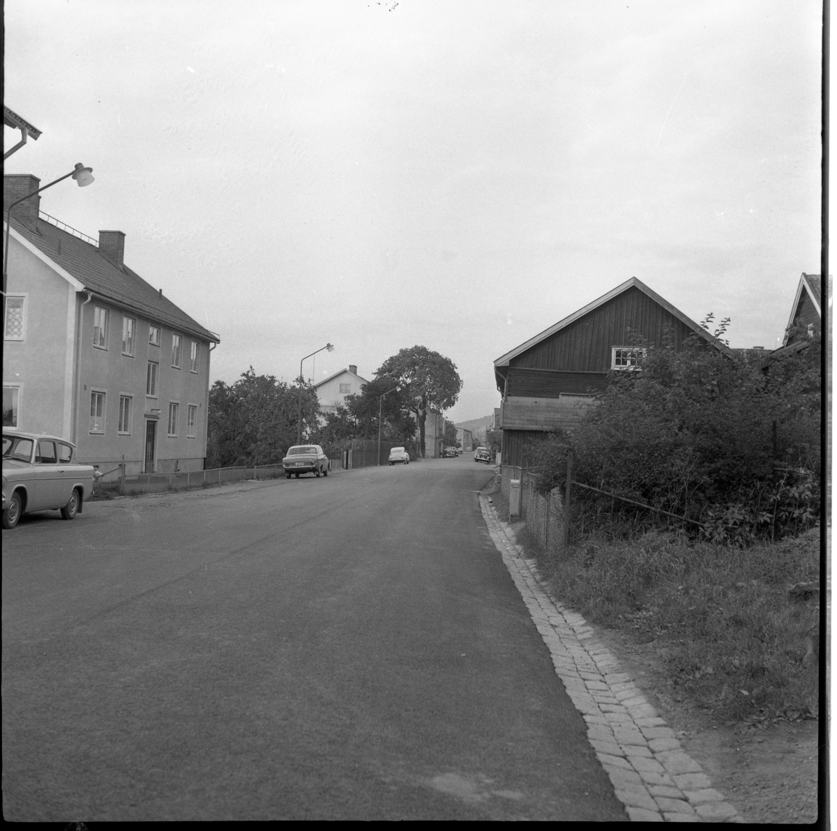 Sjögatan norrut från hörnet Prästgränd. Hallska gårdens ekonomibyggnader till höger och Sjögatan 25 till vänster.