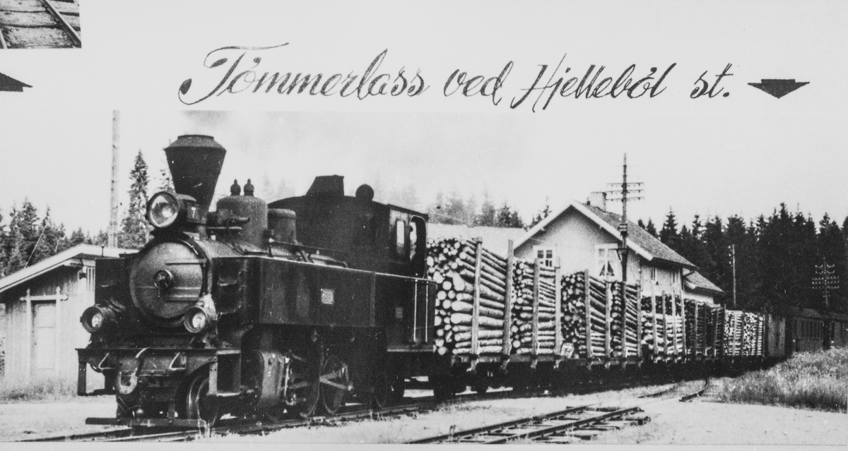Blandet tog med mange tømmervogner står klart til avgang på Hjellebøl stasjon. Toget trekkes av damplokomotiv nr. 7 Prydz.