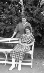 Fire bilder av to kvinner. Bakerst på bilde nr. 1 trolig Nel