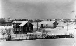 Kraby stasjon, Østre Toten. Tre bilder, ett vintermotiv, de 