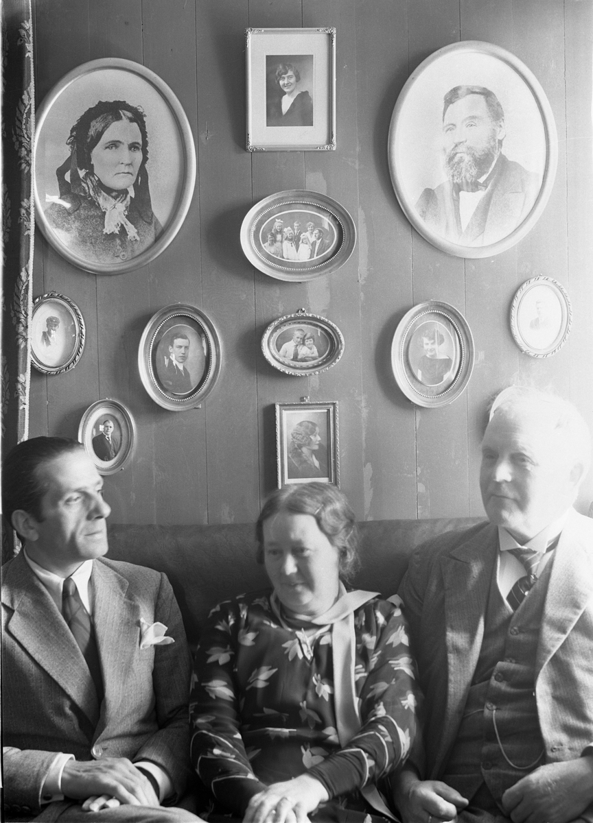 Tre uidentifiserte personer foran en vegg med et anegalleri. To bilder, nummer to bare anegalleriet.