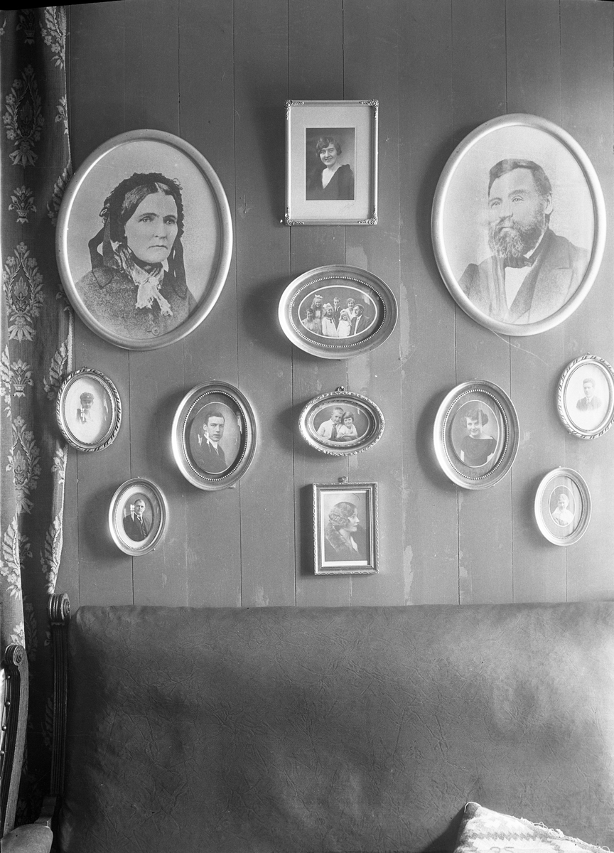 Tre uidentifiserte personer foran en vegg med et anegalleri. To bilder, nummer to bare anegalleriet.