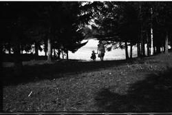 Karine Røisli og dattera Sigrun. To nær identiske bilder.