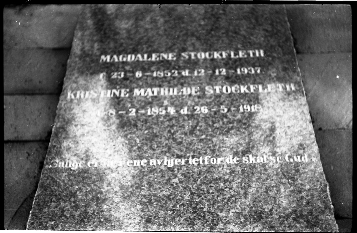 Kristine Mathilde og Magdalene Stockfleths gravsted på Hoff kirkegård, Ø.Toen. Seks bilder.