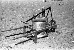 Hagesprøyte i trillebår fra Kubberuds Verksted.