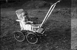 Barneportrett. Kan muligens være Aud Lundsten, datter av Pet