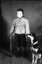 Fire bilder av en uidentifisert smågutt, på de to første bil