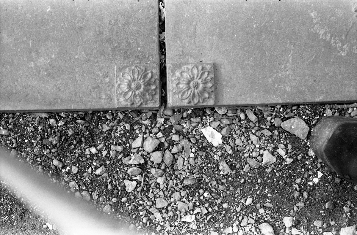 Amtmann Christian Sommerfelts gravminne på Hoff kirkegård i Østre Toten, fotografert vinteren 1945. Serie på 9 bilder med detaljer fra gravminnet.