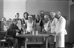 Bearbeiding av slakt på gården Rogneby, mars 1945. Personene