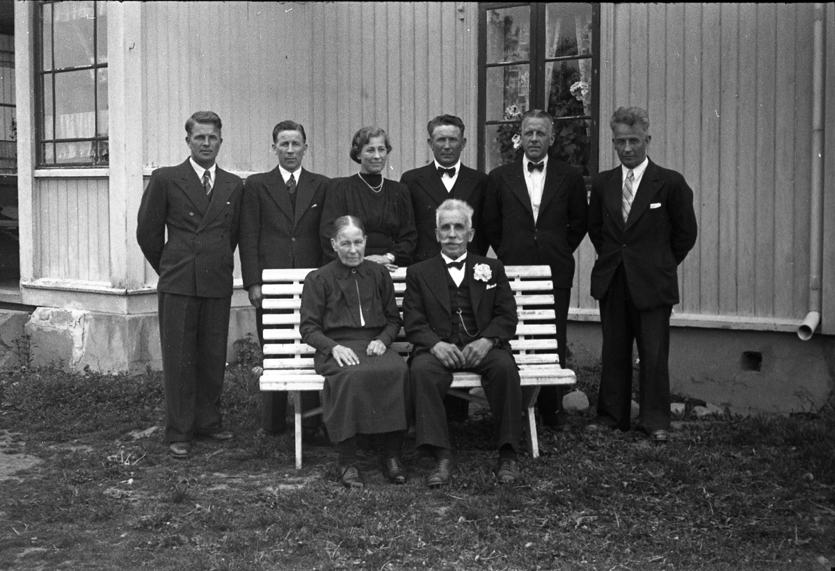 Klara og Otto Tønsberg (sitter foran) og deres barn fotografert i forbindelse med Ottos 75-årsdag juni 1945. 
Bak fra venstre: Helge og Karl Tønsberg, Sigrid Engh, Magnhild, Olav Konrad, Maurits og Kristian Tønsberg.
