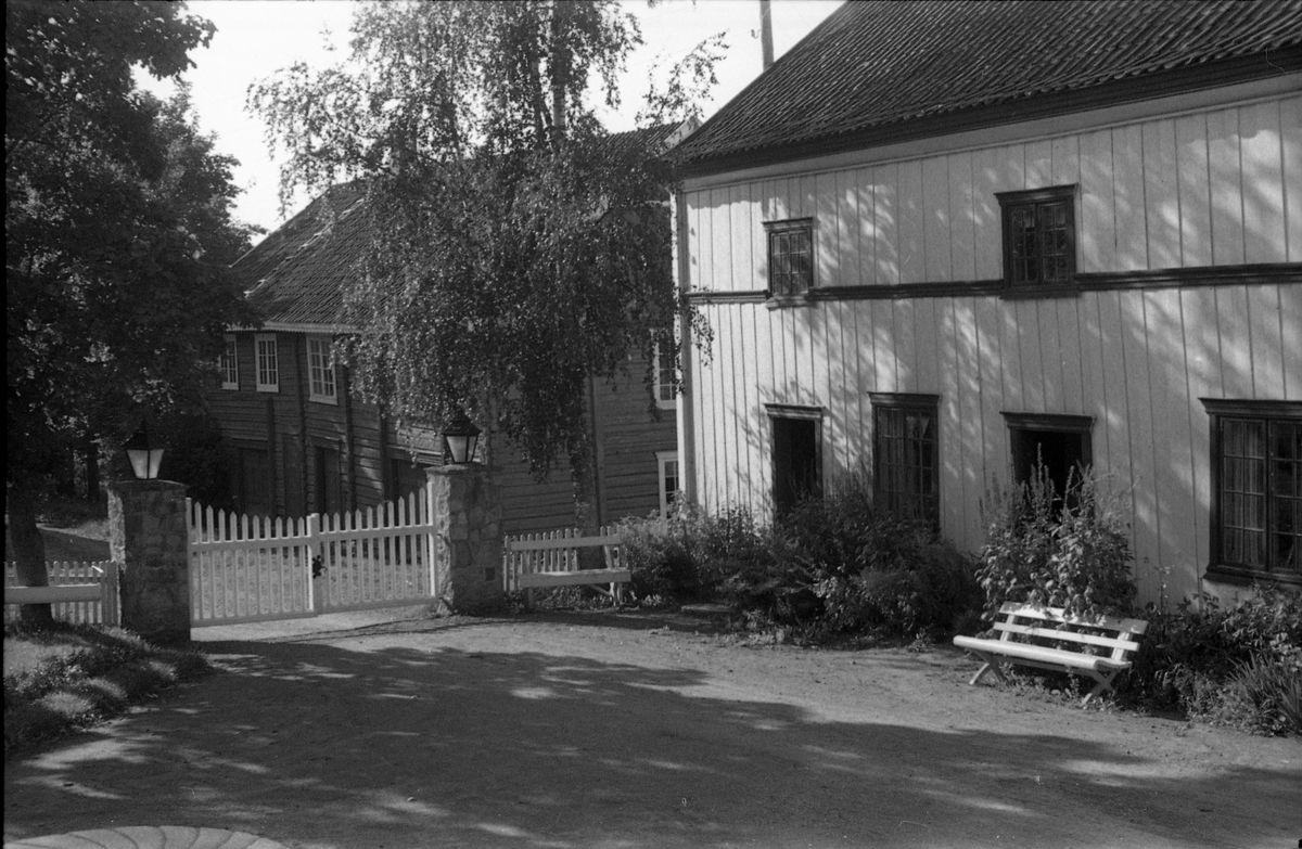 Fra gården Rogneby i Østre Toten. Serie på 10 bilder av bygninger og gårdstun.