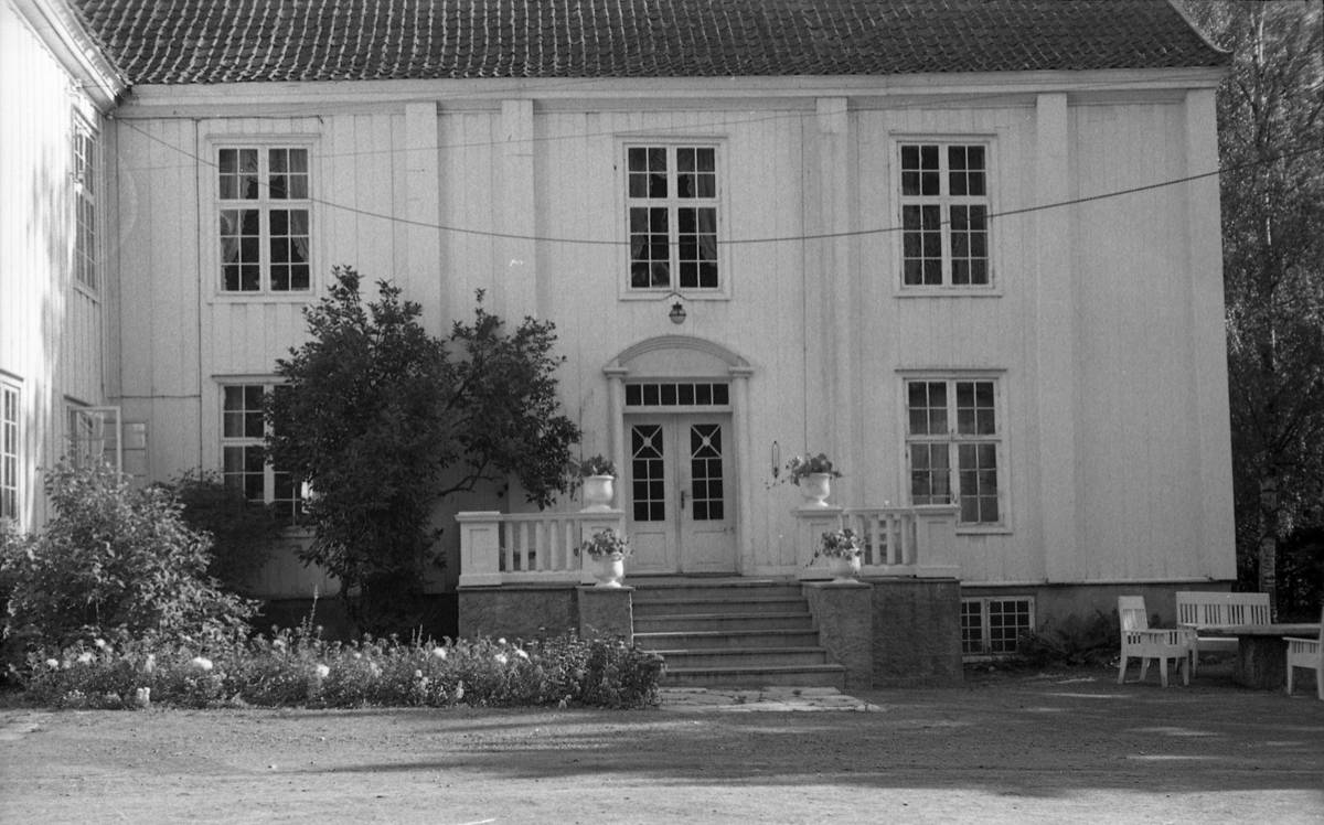 Fra gården Rogneby i Østre Toten. Serie på 10 bilder av bygninger og gårdstun.