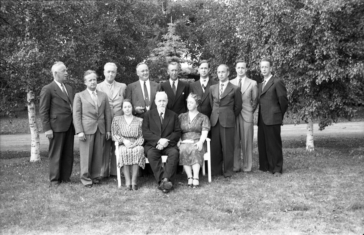 En gruppe personer, trolig i hagen på gården Lunna i Østre Toten. Muligens familieportrett, men ingen av personene er identifisert.