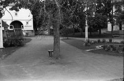 Seks bilder fra gårdsplass og hage på Rogenby øvre (Toten Of