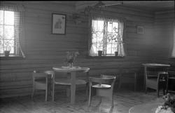 Interiørbilder, trolig fra Maritstua på Kapp. Serie på 13 bi