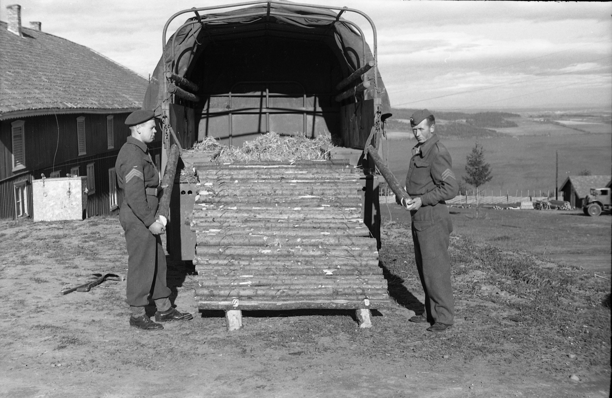 Opplasting av hester på lastebil ved Hærens Hesteskole på Starum september 1948. Serie på 24 bilder. Lengst til venstre på bilde nr. 1 står daværende sersjant Ottar Markeng.
Bildene nr. 1-4 og 17-24 eer trolig fra Hoffsvangen, de øvrige fra Starum Leir.
