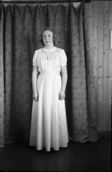 Helfigurs portrett av ei ung uidentifisert kvinne iført hvit