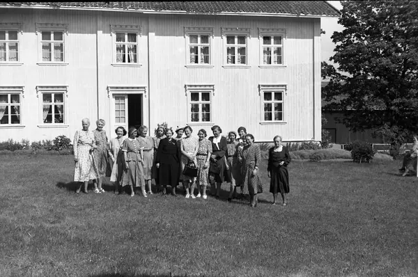 Fem bilder av en gruppe kvinner foran våningshuset og i hage