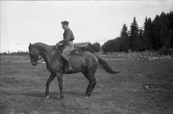 Serie på 15 bilder med ryttere fra Hærens Hesteskole på Star