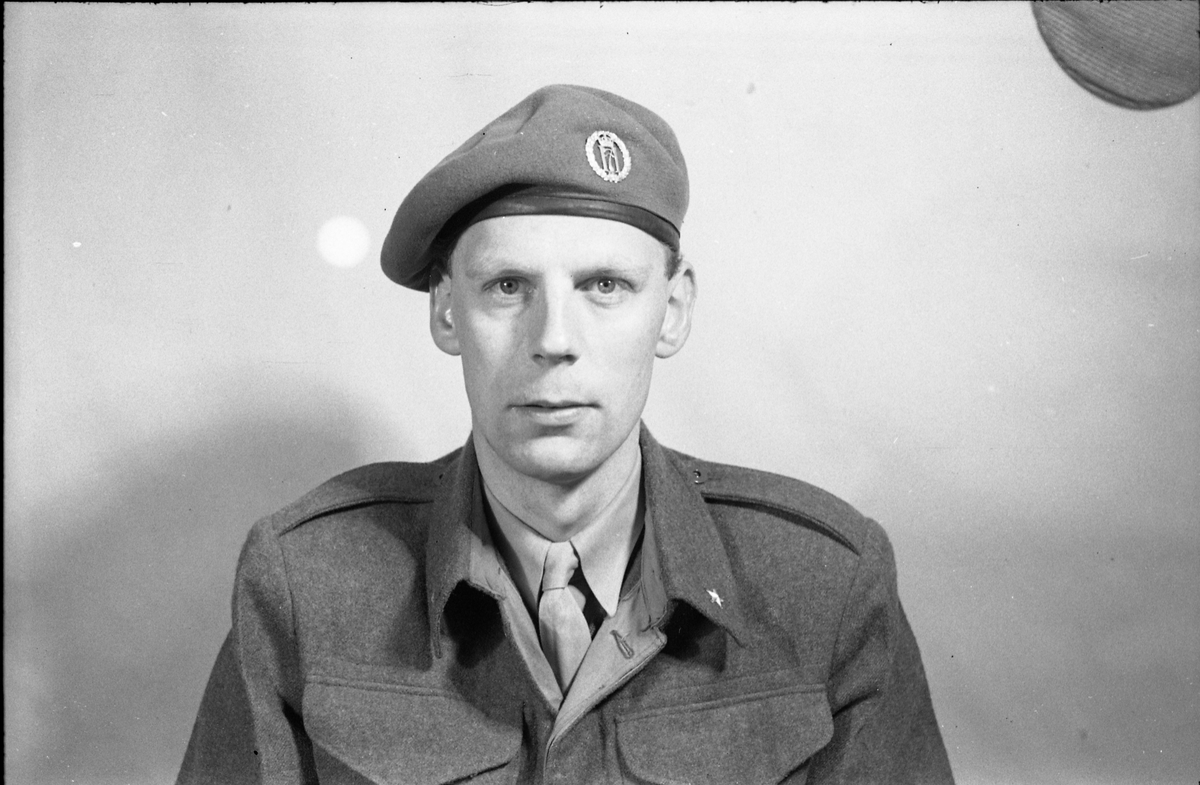 Portrett av uidentifisert mann i militæruniform.