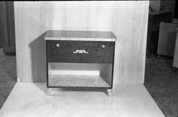 Skap, muligens beregnet for radio og platespiller etc. Serie