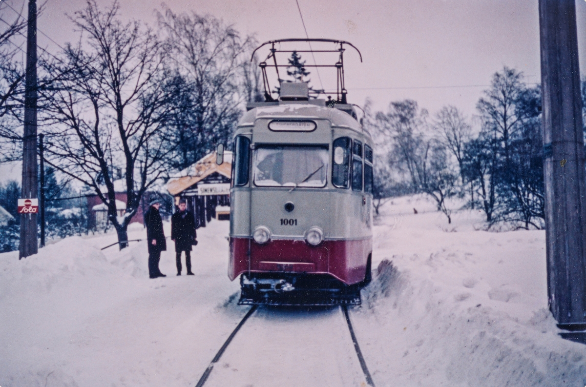 Ekebergbanens sporvogn 1001 på Simensbråten stasjon.