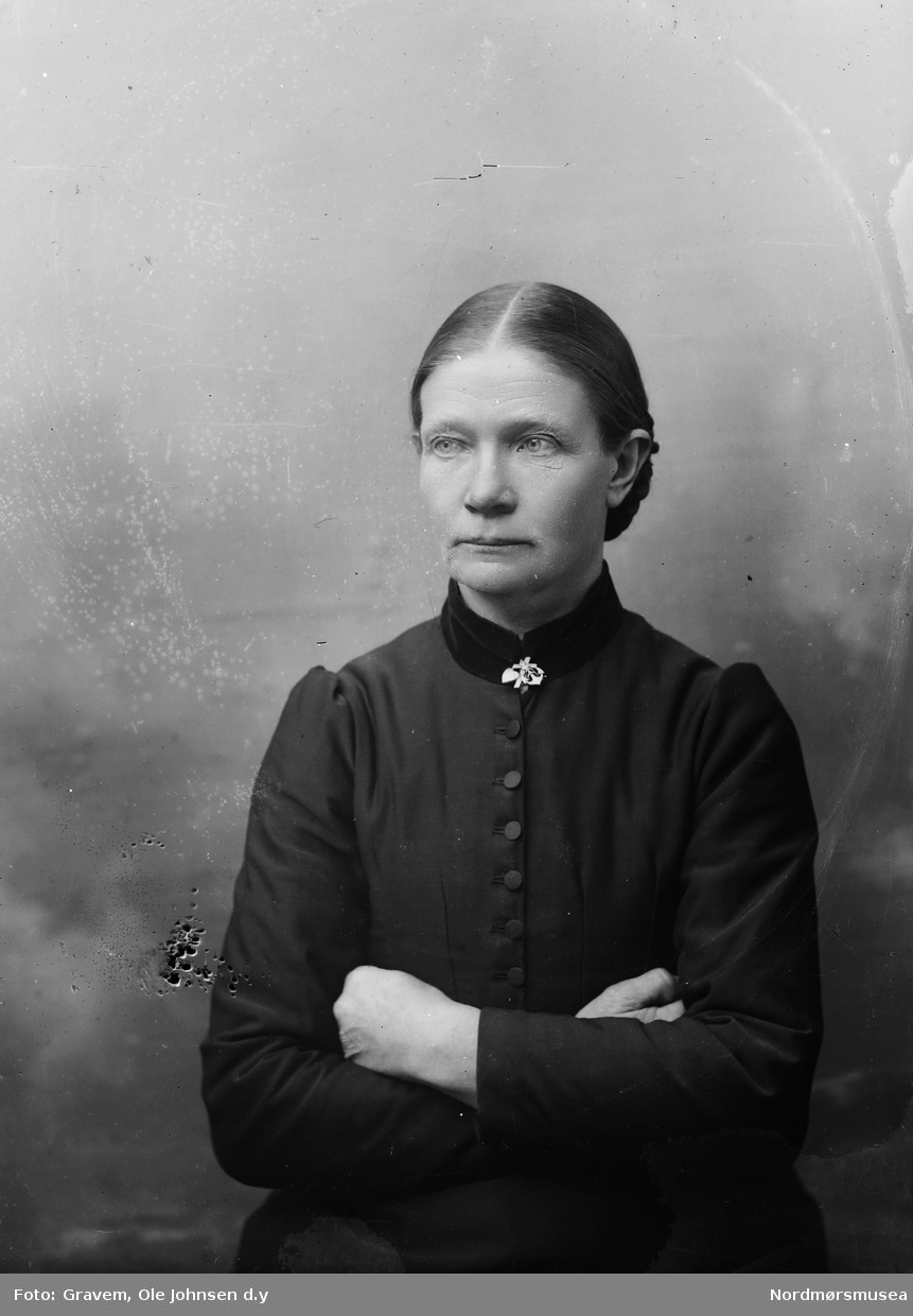 Marit Larsdtr. Bjørbekk, gift Gravem. Gift med Jon Jons. Gravem og de var gardbrukere i Østu på Gikling 1885 - 1923. Svigerinne til fotograf Gravem d. y