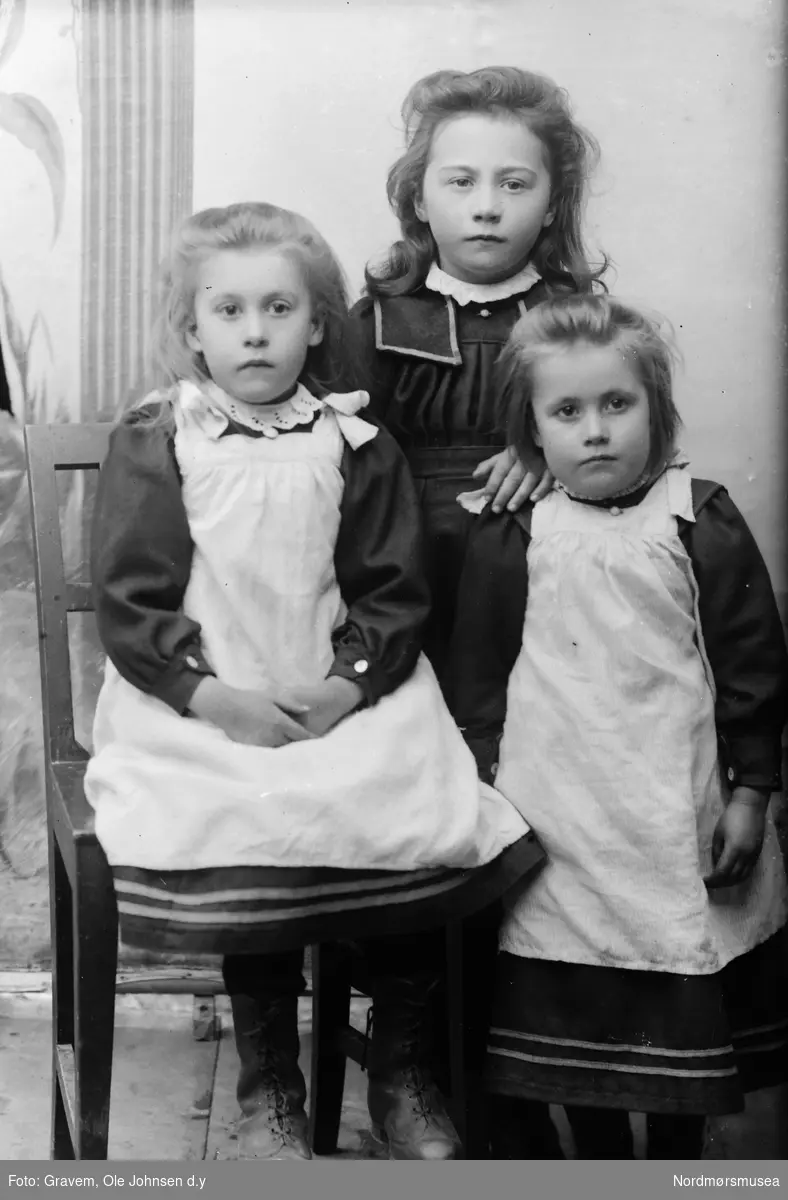 Portrett av tre små jenter. "O. Fahleløkkens smaapiger"
