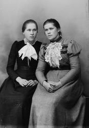 Portrett av to kvinner, kvinna til høgre er Marit Jonsdtr, F