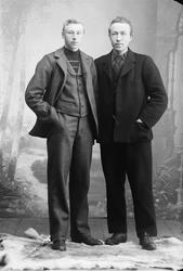 Gruppefoto av to unge menn. Mannen til venstre ee Tore Ivars