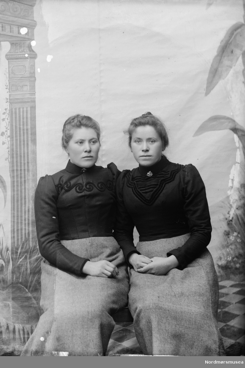 Oline Flatvad Clifton (Kløften) til høyre med søster Anne Jonsdatter Flatvad Tøfte (Kilde: Brandon Henderson). På fotografens kartotekkort skrevet: "Olina Fladvad m. fl. 50/1902" Fra Sunndal museumslags fotosamlinger.