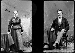 To portrettfoto, det ene av en mann den andre av en kvinne. 