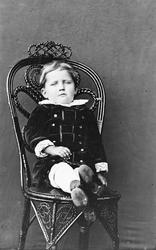 Barn på stol, to bilder med samme motiv.