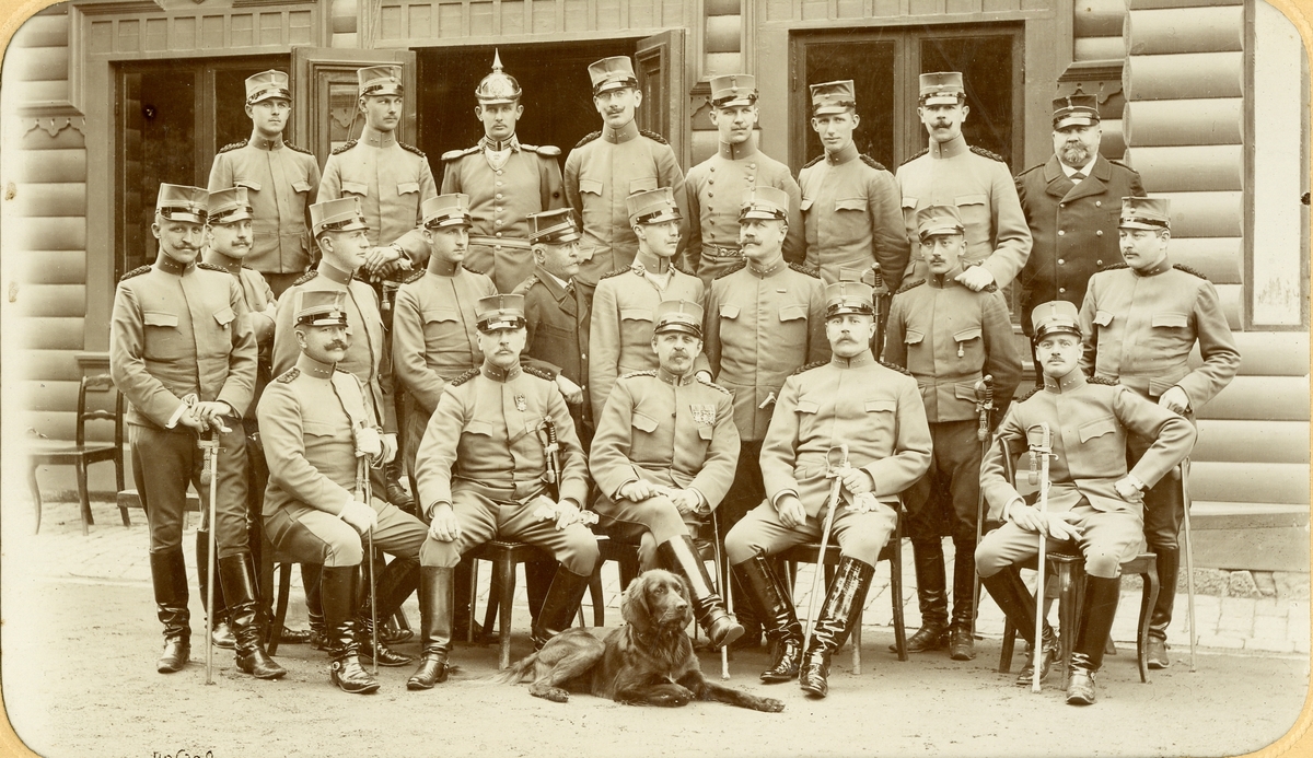 Grupporträtt av Svea ingenjörkårs officerare vid regements mötet 1905.