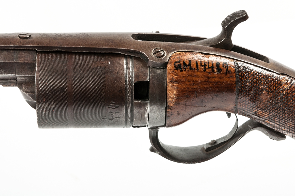 Bössa, revolverpipa med cylindermagasin att vrida runt för hand. Tillverkad av prästen Offrell.
