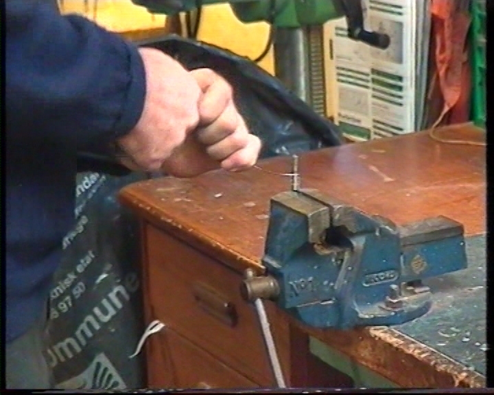 Garmann Holen lagar fiskestong. 
13.03.2000: Handtak, holkar
15.03.2000: Laging av bøylar. Surring, lukking.
Lengde: 00.00-35.07.