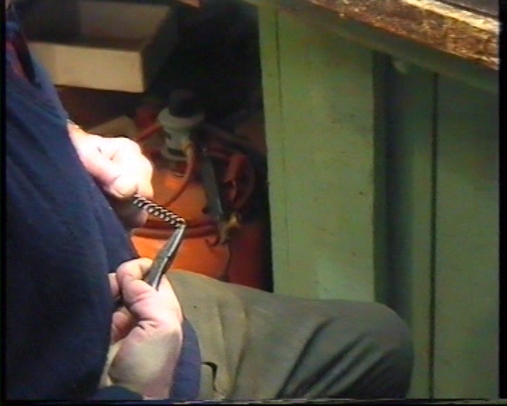 Garmann Holen lagar fiskestong. 
13.03.2000: Handtak, holkar
15.03.2000: Laging av bøylar. Surring, lukking.
Lengde: 00.00-35.07.