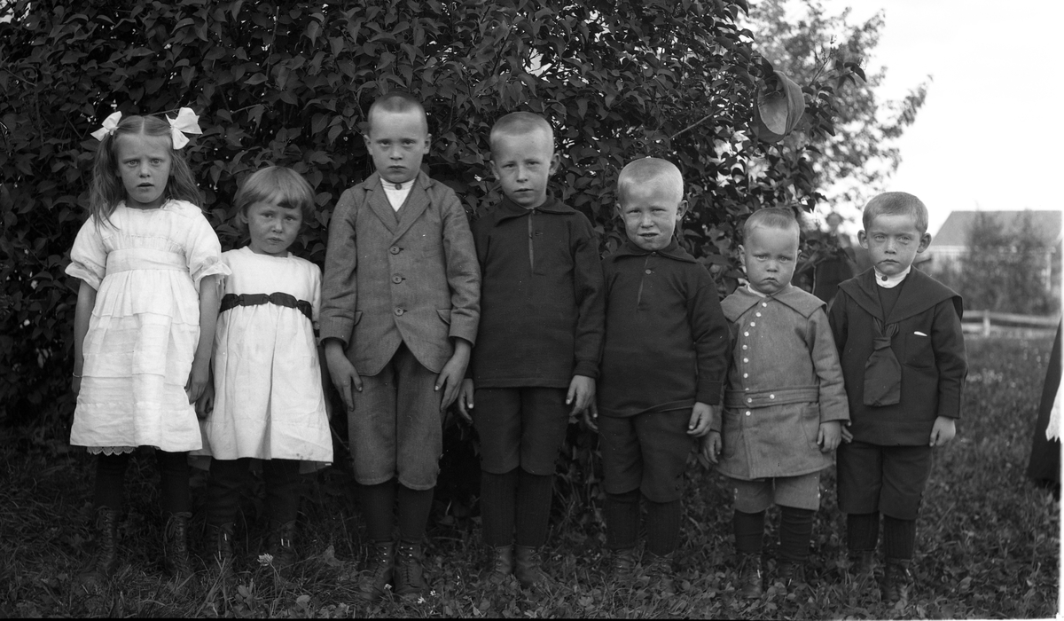 En barneflokk. Fra venstre: Ukjent, Nora, Lars, Kåre, Leif og Ole (alle ...