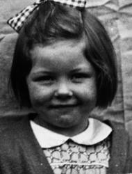 Marie Edvards, f. 1943. Vangsvik. Bildet er tatt i Livepool 