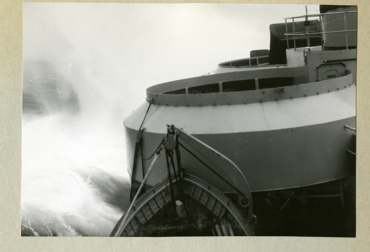 Bilden föreställer en del av minfartyget Älvsnabben på stormigt hav till följd av orkanen Diana. Bilden är tagen under fartygets långresa 1966-1967.