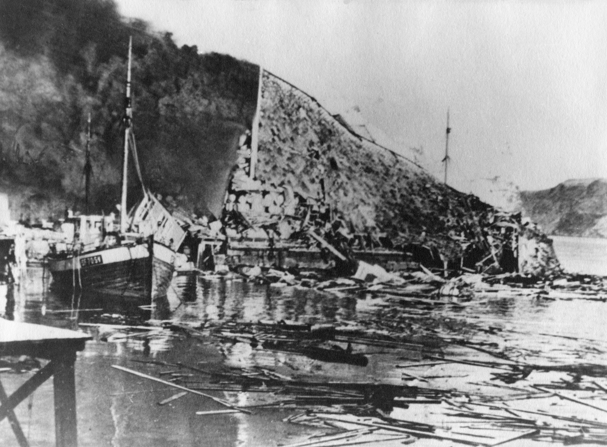 krigen, 2. verdenskrig, Måløyraidet 27. desember 1941, havna, kai, båt, ødelagte båter, vrakrester