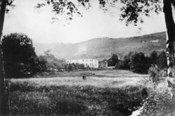 Den gamle hovedbygningen revet ca 1869 og flyttet til Råkhol