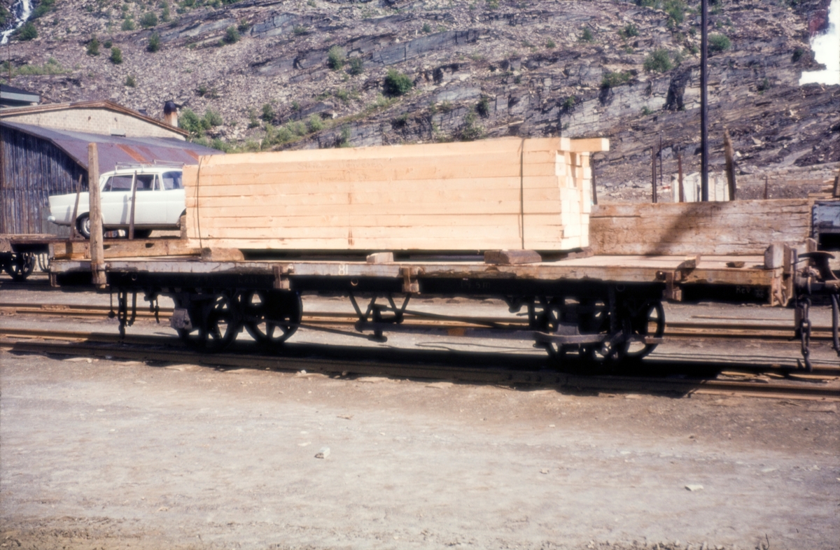 Godsvogn på Sulitjelmabanen, lastet med plank.