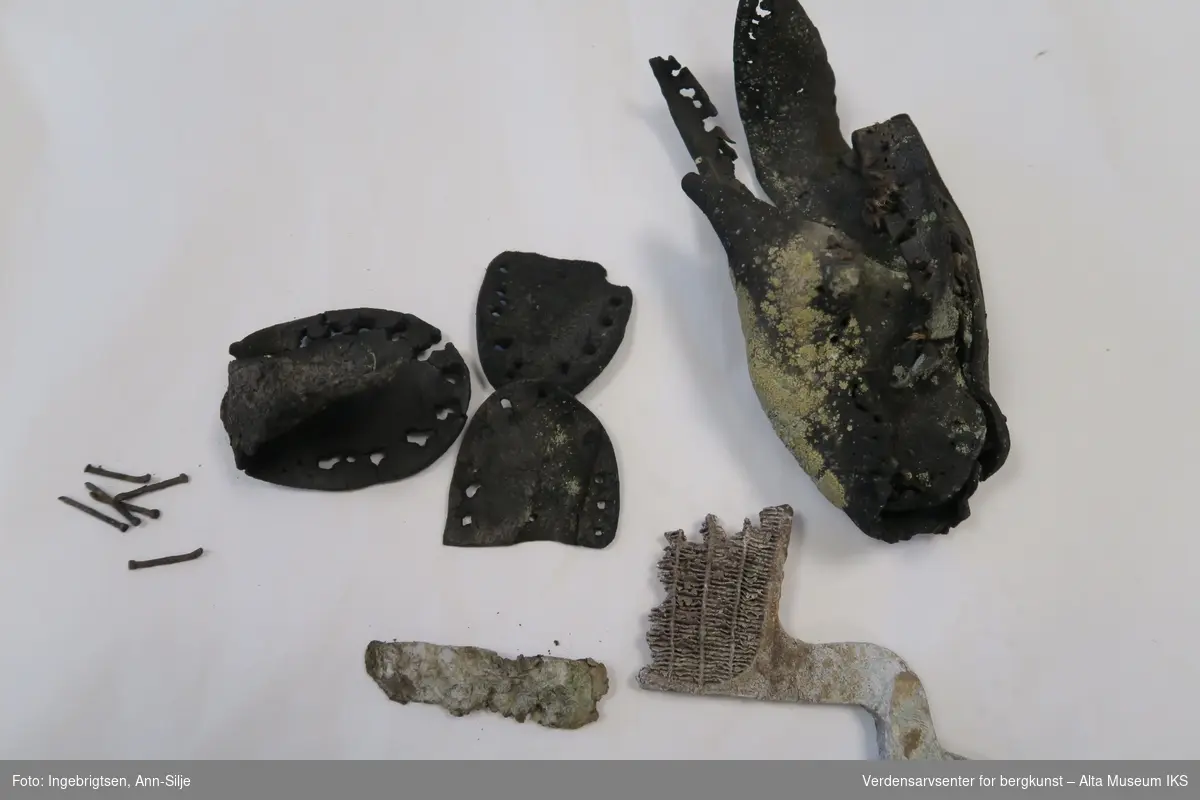 Det er fragmenter av hæl, tre stykker, et lavbegrodd overstykke av sko og et fragment i metall.