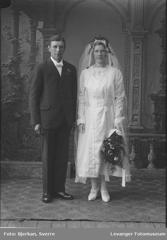 Portrett av et brudeparet Ingvald Magne Følstad og Elin Kristine Jonsson.