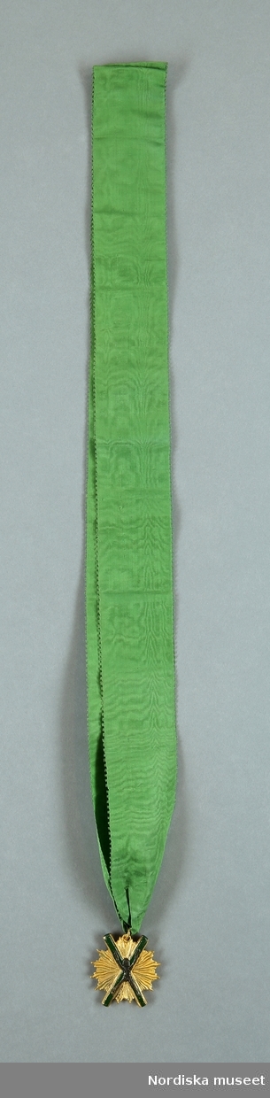 Huvudliggaren:
"a-f, Påse, innehållande föreningstecken.
a) Påse av vitt siden, broderad, använd till förvaring av föreningstecken.
b) Frimurarförkläde.
c) Nyckel av förgylld metall i grönt band.
d) Stjärna med kors, i grönt band.
e) Nyckel av vitt ben. 
f) Svärd, hängande i vit rosett.
G. 28/3 1908 från Höglund, C. fru. född Werner, Stockholm."