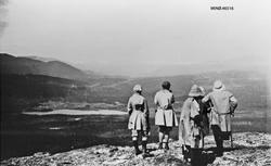 Strålsjøen sett fra Svartlitoppen. Frk. Hjort, Gudrun, Maja,