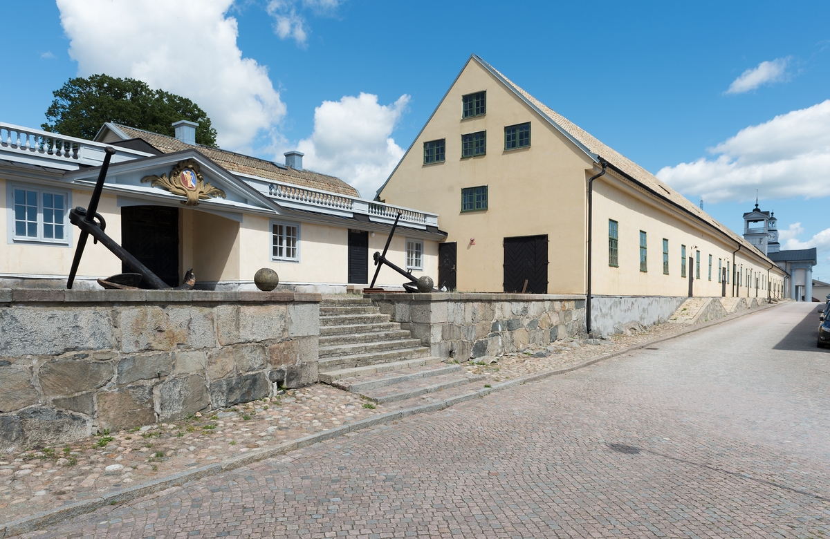 Fotodokumentation av Marinbasens byggnader. Från vänster: Varvsport nr 14, därefter, byggningsförrådshuset på Kansligatan uppfört 1783.
