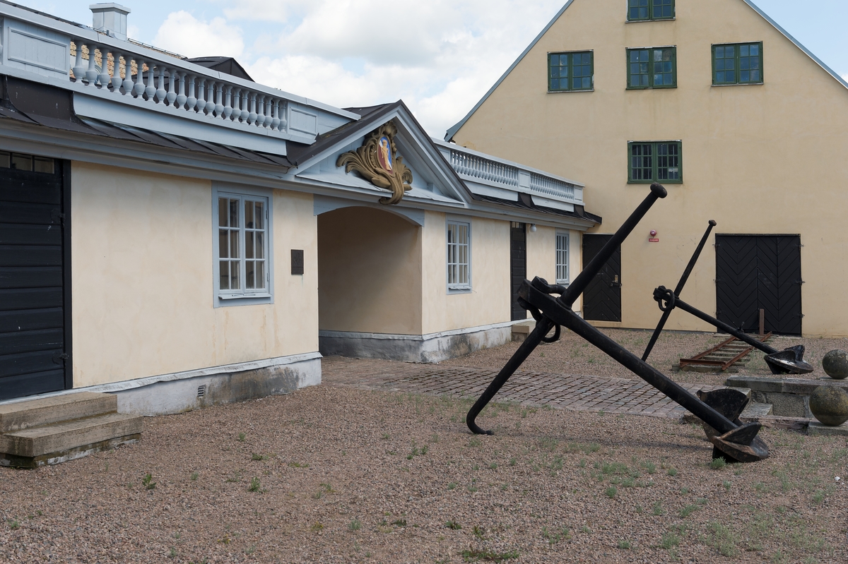 Fotodokumentation av Marinbasens byggnader. Kansligatan. Från vänster: Varvsport nr 14 därefter Byggningsförrådshuset. Byggningsförrådshuset är uppfört 1783.